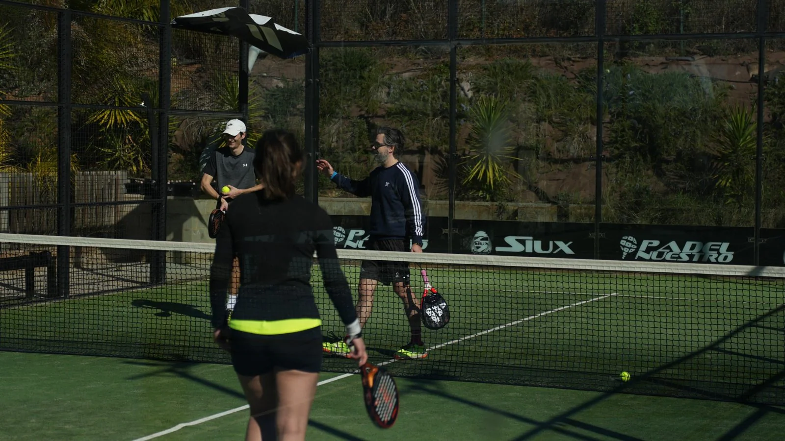 Jugadores en pista de padel evento empresa