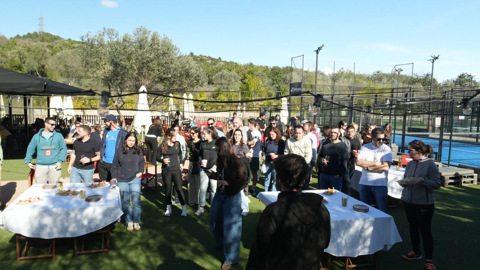 After evento corporativo con catering y networking